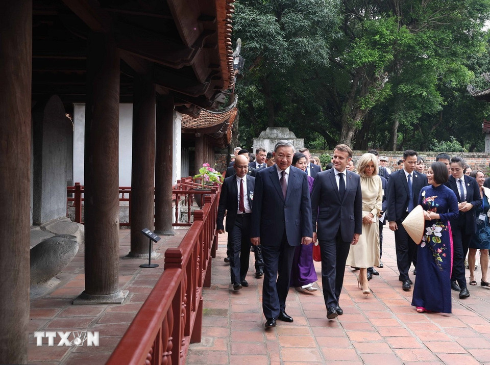Tổng Bí thư Tô Lâm và Phu nhân cùng Tổng thống Pháp Emmanuel Macron và Phu nhân tham quan Vườn bia Tiến sỹ và nghe giới thiệu về 82 bia Tiến sỹ - Di sản tư liệu thế giới. (Ảnh: Thống Nhất/TTXVN)