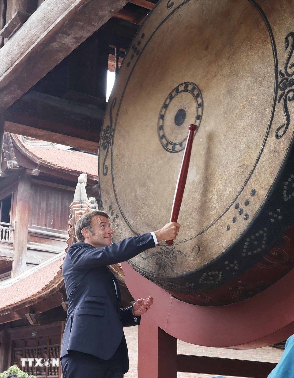 Tổng thống Pháp Emmanuel Macron thực hiện nghi lễ đánh trống Sấm trong Văn Miếu-Quốc Tử Giám. (Ảnh: Thống Nhất/TTXVN)