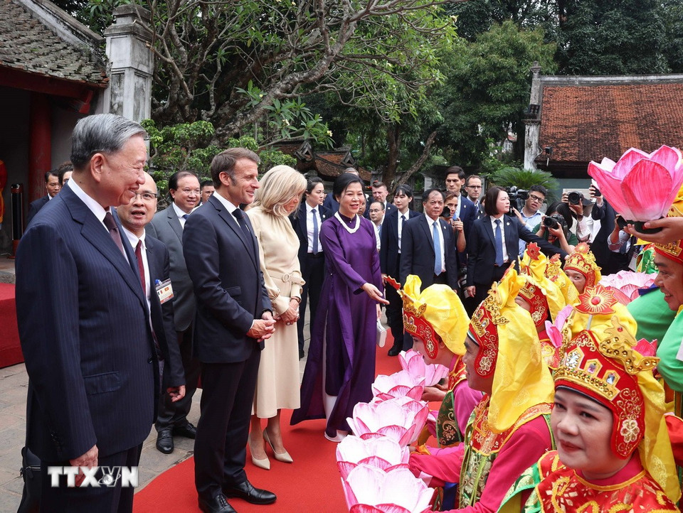 Tổng Bí thư Tô Lâm và Phu nhân cùng Tổng thống Pháp Emmanuel Macron và Phu nhân thưởng lãm chương trình biểu diễn Nhã nhạc Cung đình Huế. (Ảnh: Thống Nhất/TTXVN)
