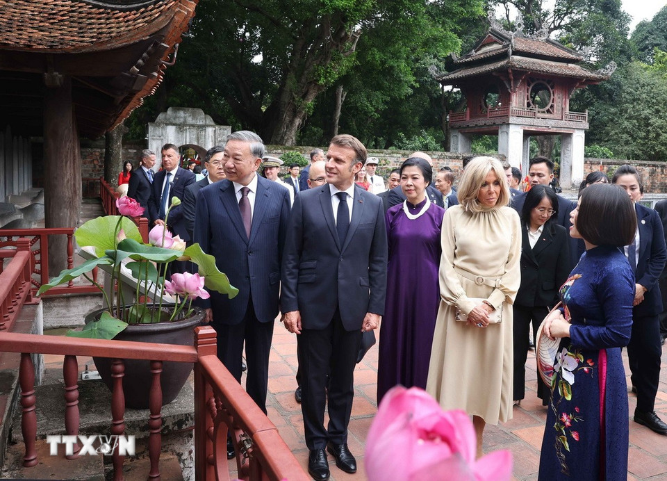 Tổng Bí thư Tô Lâm và Phu nhân cùng Tổng thống Pháp Emmanuel Macron và Phu nhân tham quan Vườn bia Tiến sỹ và nghe giới thiệu về 82 bia Tiến sỹ - Di sản tư liệu thế giới. (Ảnh: Thống Nhất/TTXVN)