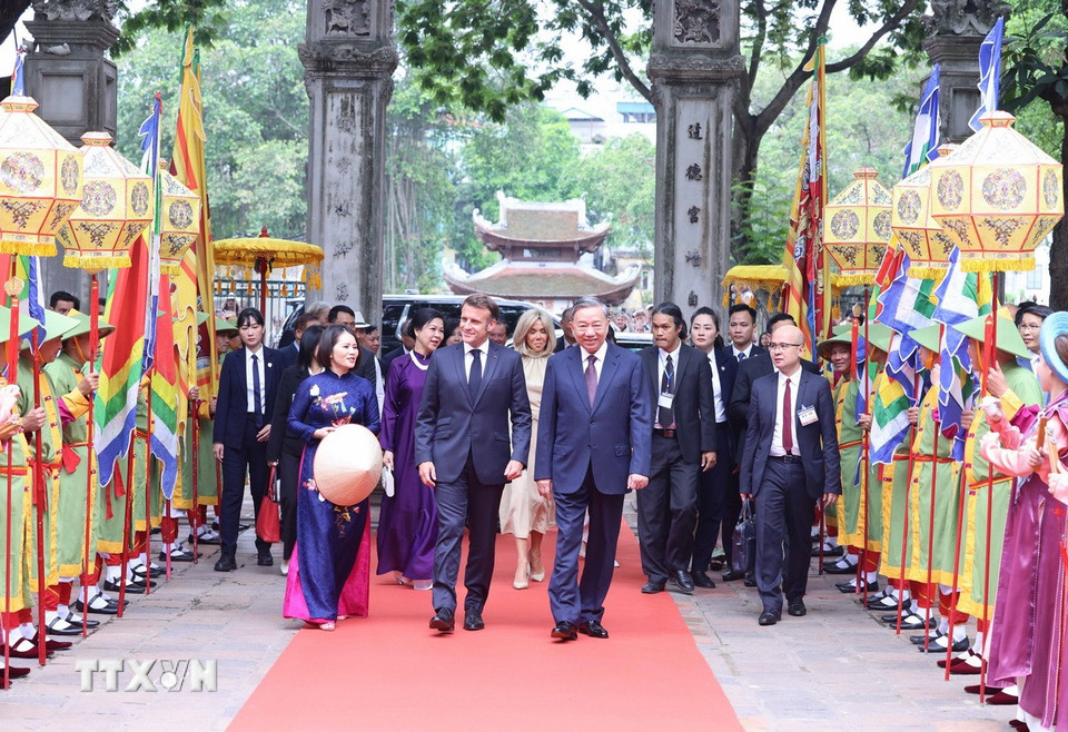 Tổng Bí thư Tô Lâm và Phu nhân cùng Tổng thống Pháp Emmanuel Macron và Phu nhân đến thăm Văn Miếu-Quốc Tử Giám. (Ảnh: Thống Nhất/TTXVN)