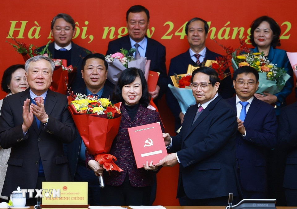 Thủ tướng Phạm Minh Chính trao Quyết định cho Đảng bộ Bộ Y tế. (Ảnh: Dương Giang/TTXVN)