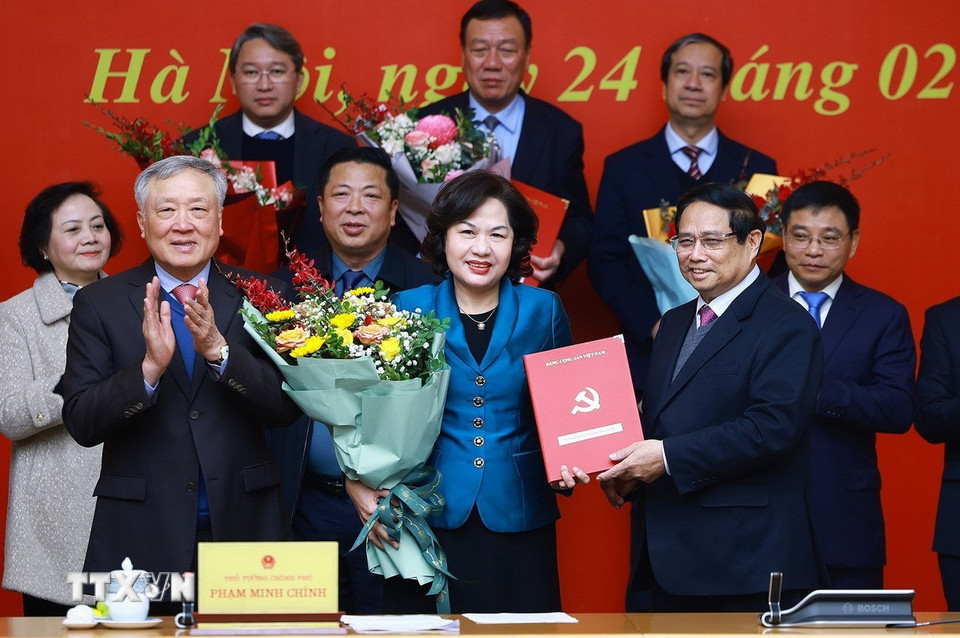 Thủ tướng Phạm Minh Chính trao Quyết định cho Đảng bộ Ngân hàng Nhà nước. (Ảnh: Dương Giang/TTXVN)