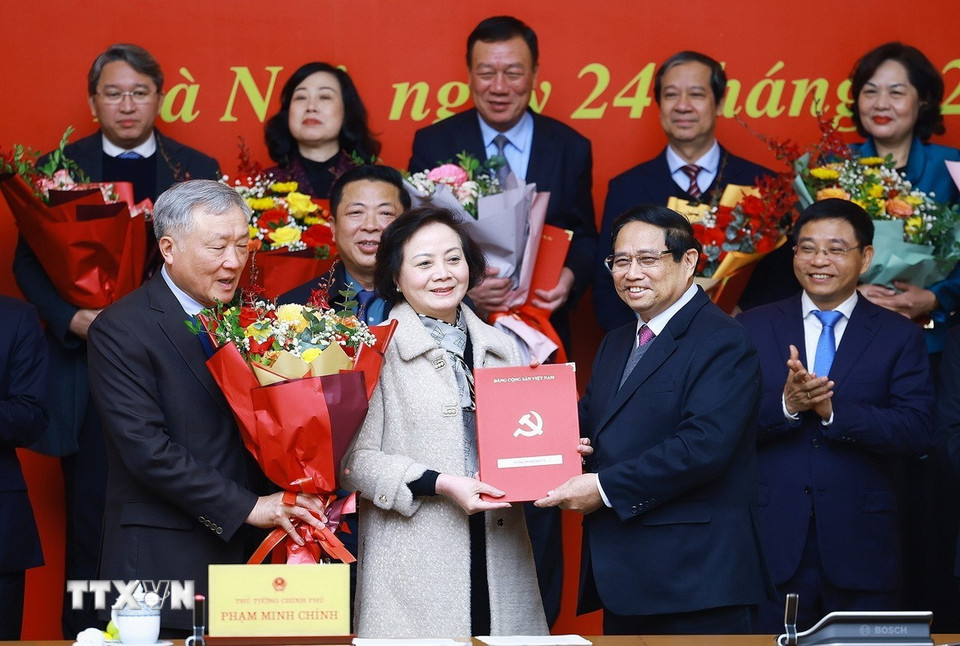 Thủ tướng Phạm Minh Chính trao Quyết định cho Đảng bộ Bộ Nội vụ. (Ảnh: Dương Giang/TTXVN)