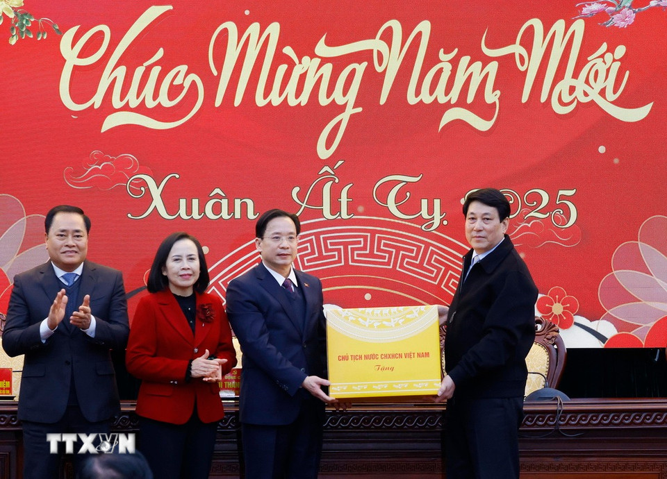 Chủ tịch nước Lương Cường tặng quà Ban Thường vụ Tỉnh ủy Lạng Sơn nhân dịp đầu Xuân Ất Tỵ. (Ảnh: Lâm Khánh/TTXVN)