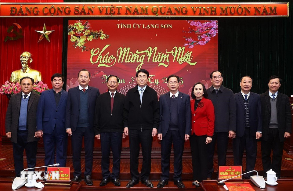 Chủ tịch nước Lương Cường với Ban Thường vụ Tỉnh ủy Lạng Sơn. (Ảnh: Lâm Khánh/TTXVN)