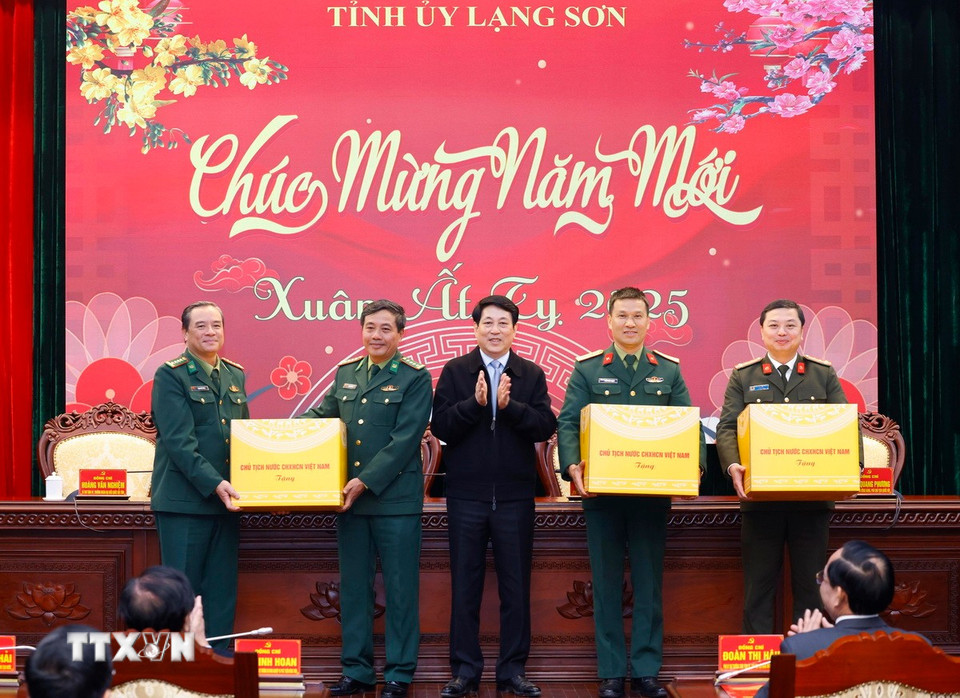 Chủ tịch nước Lương Cường tặng quà, chúc mừng Xuân Ất Tỵ các lực lượng vũ trang tỉnh Lạng Sơn. (Ảnh: Lâm Khánh/TTXVN)