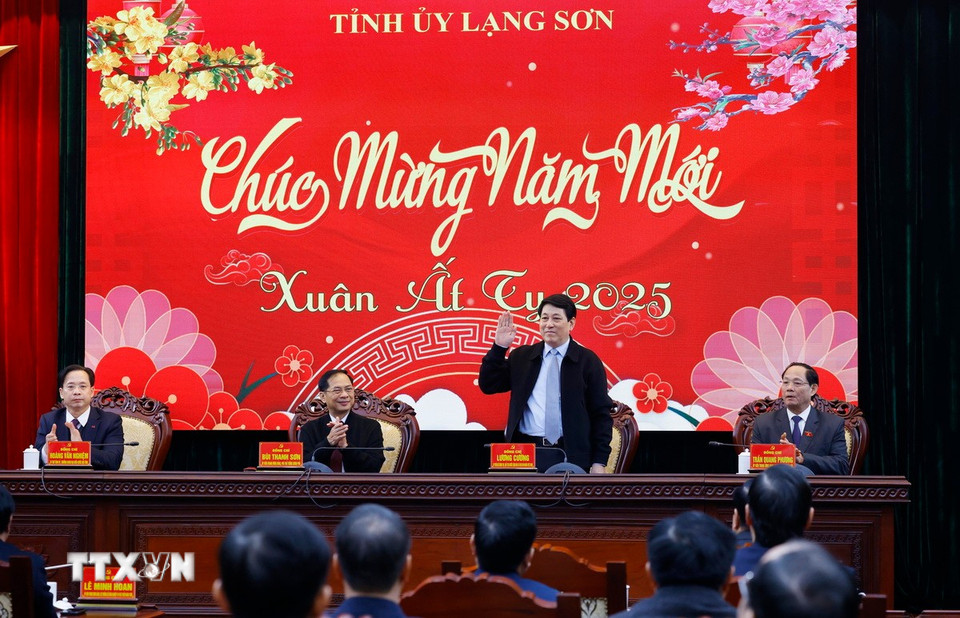 Chủ tịch nước Lương Cường gặp mặt Ban Thường vụ Tỉnh uỷ Lạng Sơn nhân dịp đầu Xuân Ất Tỵ. (Ảnh: Lâm Khánh/TTXVN)