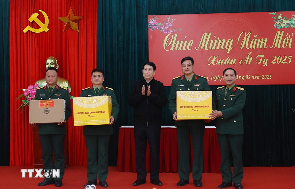 Chủ tịch nước Lương Cường tặng quà, động viên cán bộ, chiến sỹ Trung đoàn 123, Bộ Chỉ huy quân sự tỉnh Lạng Sơn. (Ảnh: Lâm Khánh/TTXVN)