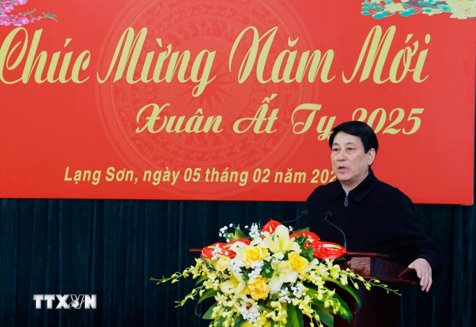 Chủ tịch nước Lương Cường động viên cán bộ, chiến sỹ Trung đoàn 123, Bộ Chỉ huy quân sự tỉnh Lạng Sơn. (Ảnh: Lâm Khánh/TTXVN)