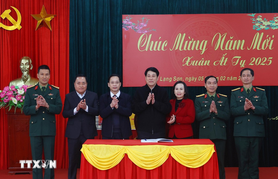 Chủ tịch nước Lương Cường động viên cán bộ, chiến sỹ Trung đoàn 123, Bộ Chỉ huy quân sự tỉnh Lạng Sơn. (Ảnh: Lâm Khánh/TTXVN)