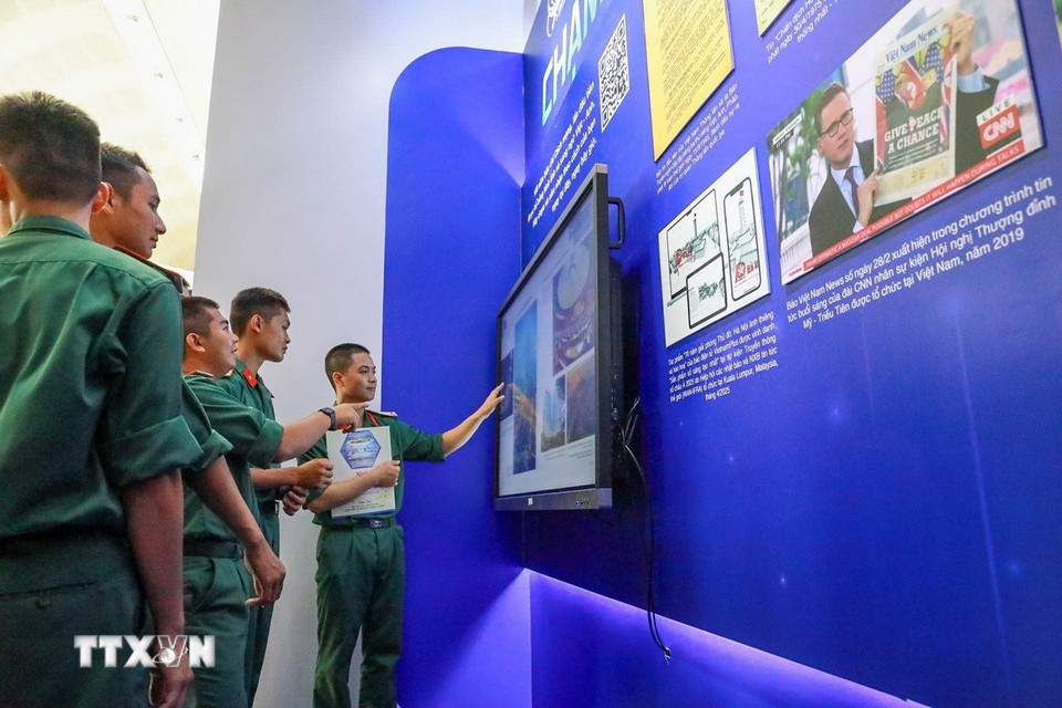 Gian hàng của TTXVN thu hút đông đảo khách tham quan tại Hội báo toàn quốc 2025. (Ảnh: Khánh Hòa/TTXVN)