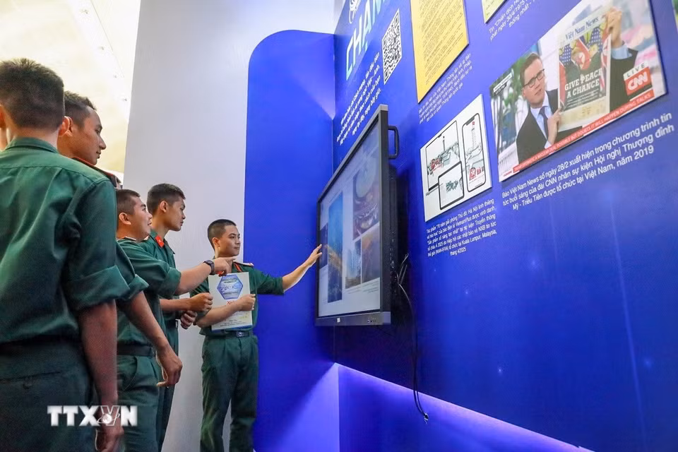 Gian hàng của TTXVN thu hút đông đảo khách tham quan tại Hội báo toàn quốc 2025. (Ảnh: Khánh Hòa/TTXVN)