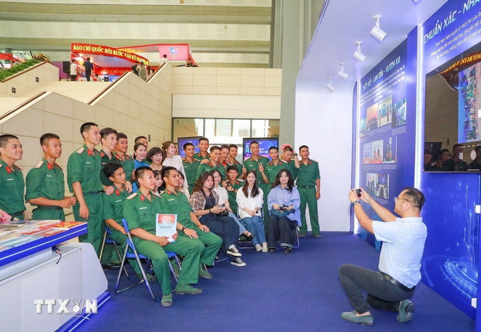 Trải nghiệm workshop tại gian hàng của TTXVN tại Hội báo toàn quốc 2025. (Ảnh: Khánh Hòa/TTXVN)