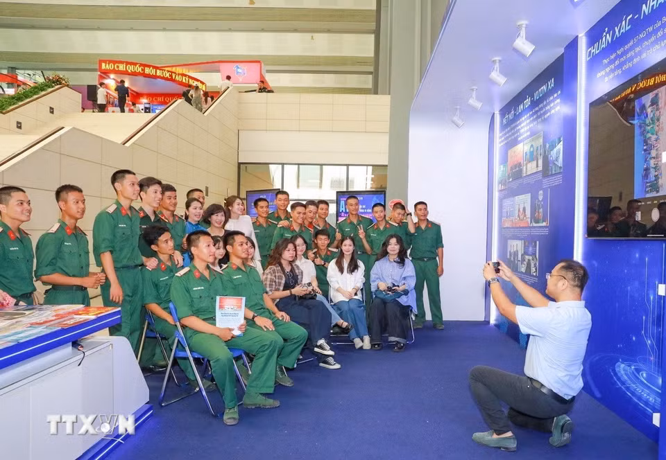 Trải nghiệm workshop tại gian hàng của TTXVN tại Hội báo toàn quốc 2025. (Ảnh: Khánh Hòa/TTXVN)