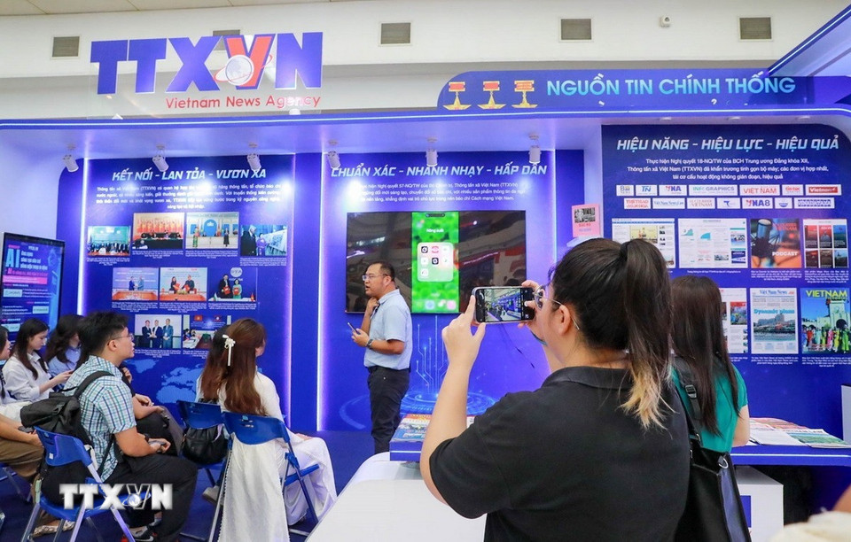 Workshop "AI - ứng dụng sáng tạo báo chí bằng điện thoại di động" của TTXVN tại Hội báo toàn quốc 2025 cung cấp rất nhiều thông tin bổ ích cho các bạn trẻ và nhà báo trong kỷ nguyên số. (Ảnh: Khánh Hòa/TTXVN)