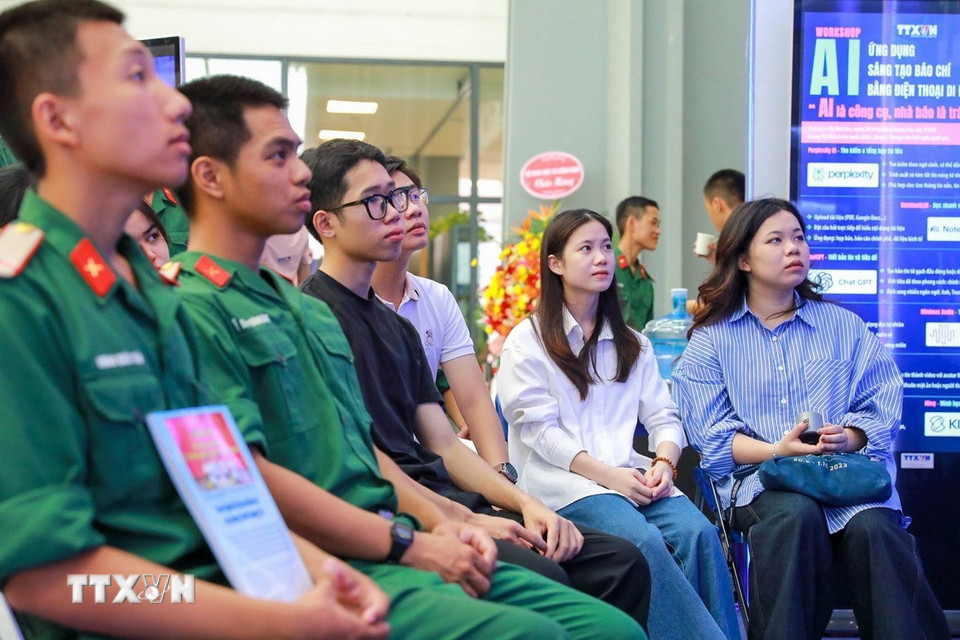 Workshop nhận được nhiều sự quan tâm của các bạn trẻ và khách tham quan. (Ảnh: Khánh Hòa/TTXVN)