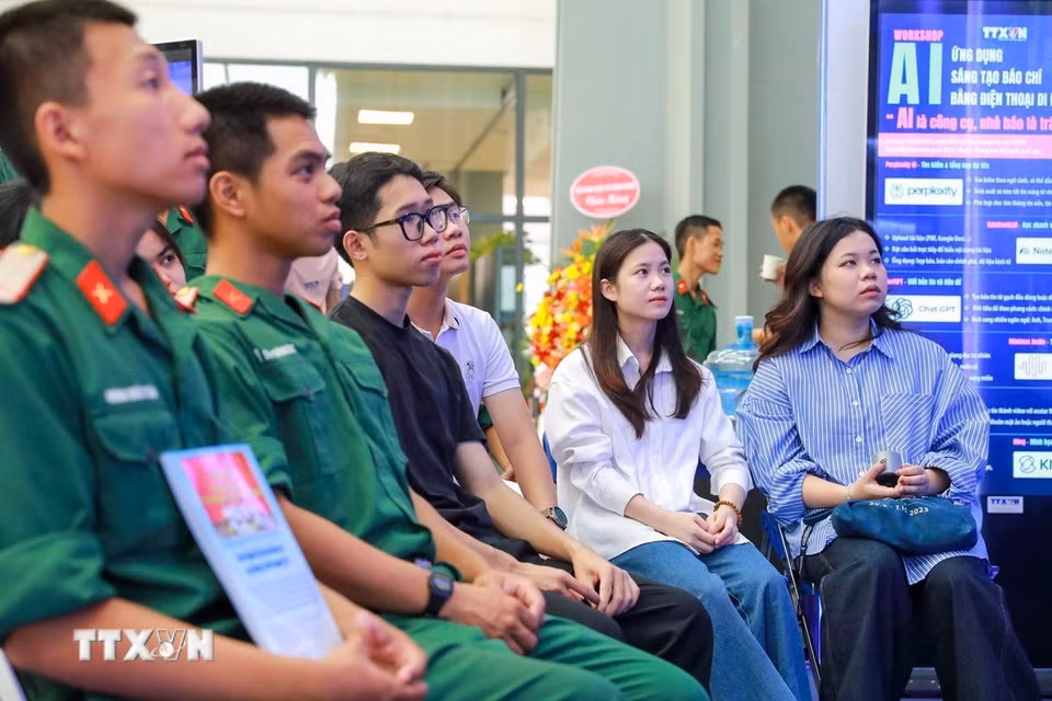 Workshop nhận được nhiều sự quan tâm của các bạn trẻ và khách tham quan. (Ảnh: Khánh Hòa/TTXVN)