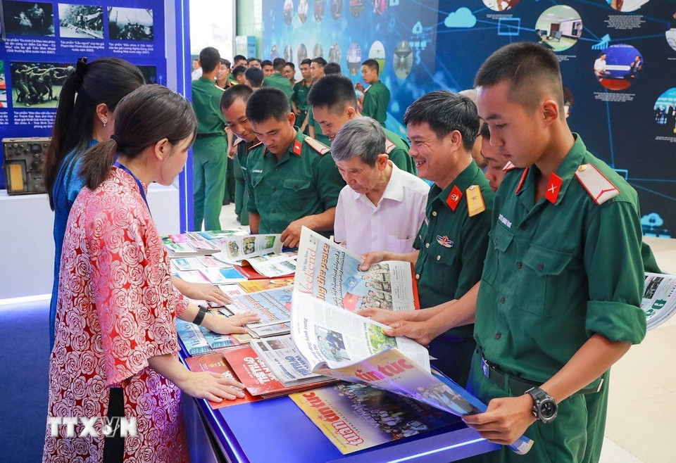 Gian hàng của TTXVN thu hút đông đảo khách tham quan tại Hội báo toàn quốc 2025. (Ảnh: Khánh Hòa/TTXVN)