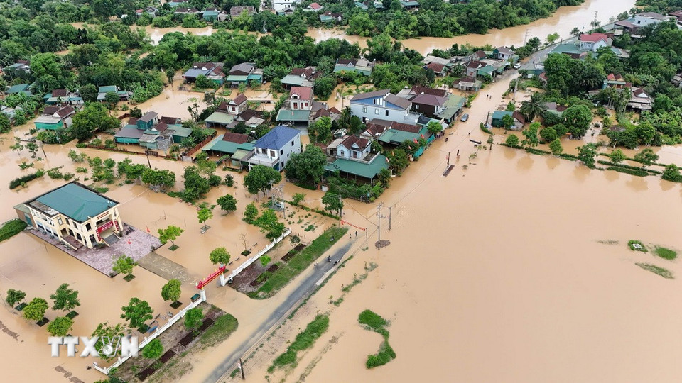 Nhà dân ở thôn Thống Nhất, xã Cẩm Duệ, huyện Cẩm Xuyên bị ngập do trận mưa từ đêm 24/5 đến rạng sáng 25/5. (Ảnh: Hữu Quyết/TTXVN)