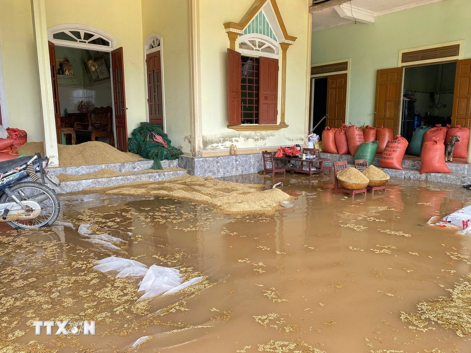 Nhà dân ở thôn Thống Nhất, xã Cẩm Duệ, huyện Cẩm Xuyên bị ngập do trận mưa từ đêm 24/5 đến rạng sáng 25/5. (Ảnh: Hữu Quyết/TTXVN)