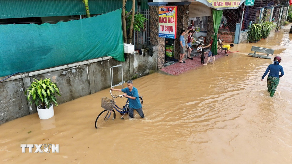Nhà dân ở thôn Thống Nhất, xã Cẩm Duệ, huyện Cẩm Xuyên bị ngập do trận mưa từ đêm 24/5 đến rạng sáng 25/5. (Ảnh: Hữu Quyết/TTXVN)