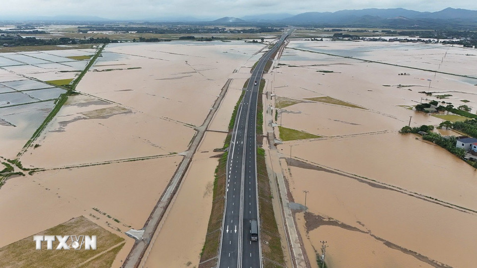 Ngập lụt tại xã Cẩm Duệ, huyện Cẩm Xuyên bị ngập do trận mưa từ đêm 24/5 đến rạng sáng 25/5. (Ảnh: Hữu Quyết/TTXVN)