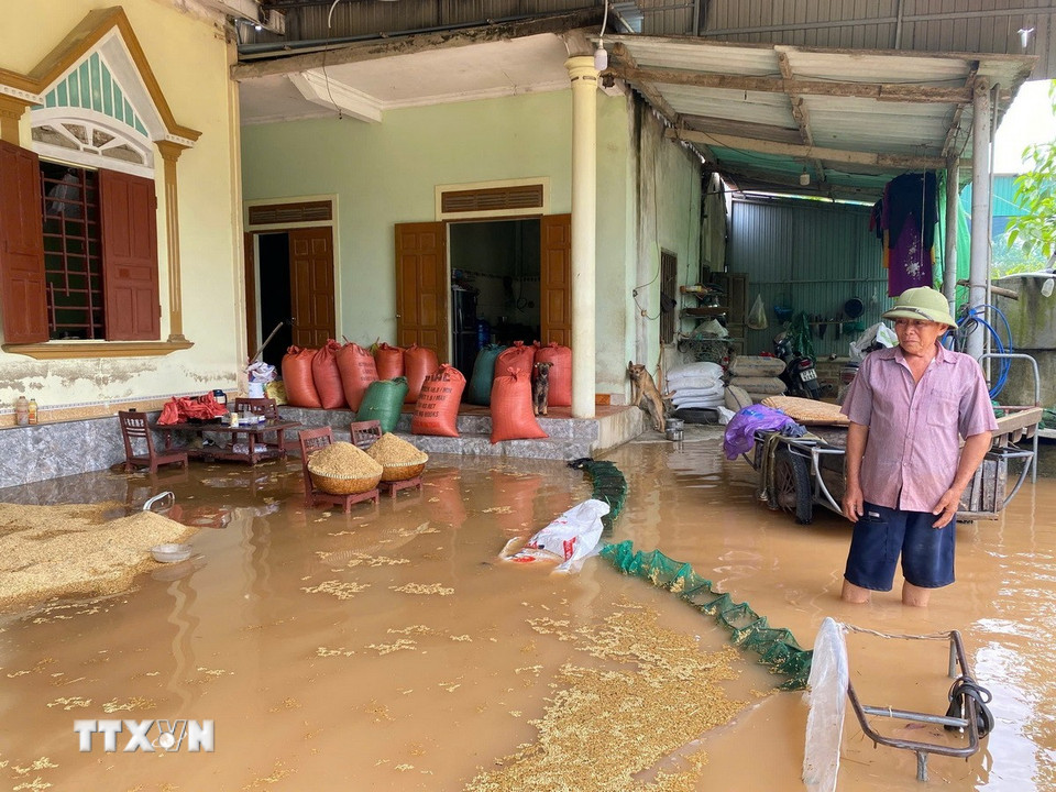 Nhà dân ở thôn Thống Nhất, xã Cẩm Duệ, huyện Cẩm Xuyên bị ngập do trận mưa từ đêm 24/5 đến rạng sáng 25/5. (Ảnh: Hữu Quyết/TTXVN)