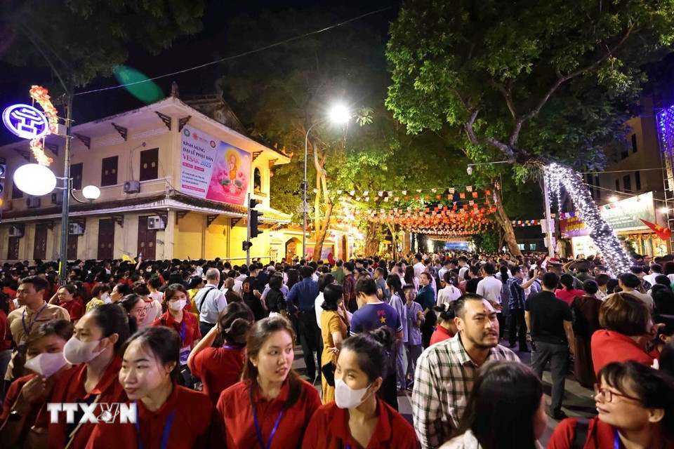 Hàng vạn tăng ni, Phật tử và người dân xếp nhiều hàng dài trên phố Quán Sứ (Hà Nội) chờ được chiêm bái xá lợi Đức Phật. (Ảnh: Minh Đức/TTXVN)