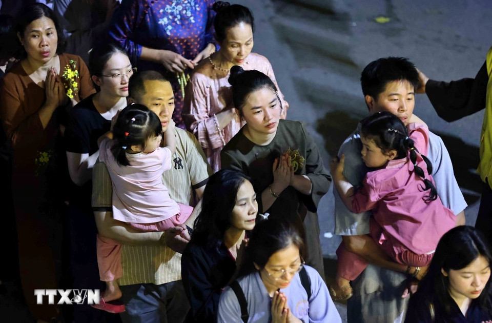 Nhiều trẻ nhỏ được gia đình đưa đi cùng để được chiêm bái xá lợi Đức Phật tại chùa Quán Sứ. (Ảnh: Minh Đức/TTXVN)