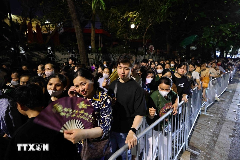 Hàng vạn tăng ni, Phật tử và người dân xếp nhiều hàng dài trên phố Yết Kiêu, Trần Quốc Toản (Hà Nội) chờ được chiêm bái xá lợi Đức Phật. (Ảnh: Minh Đức/TTXVN)