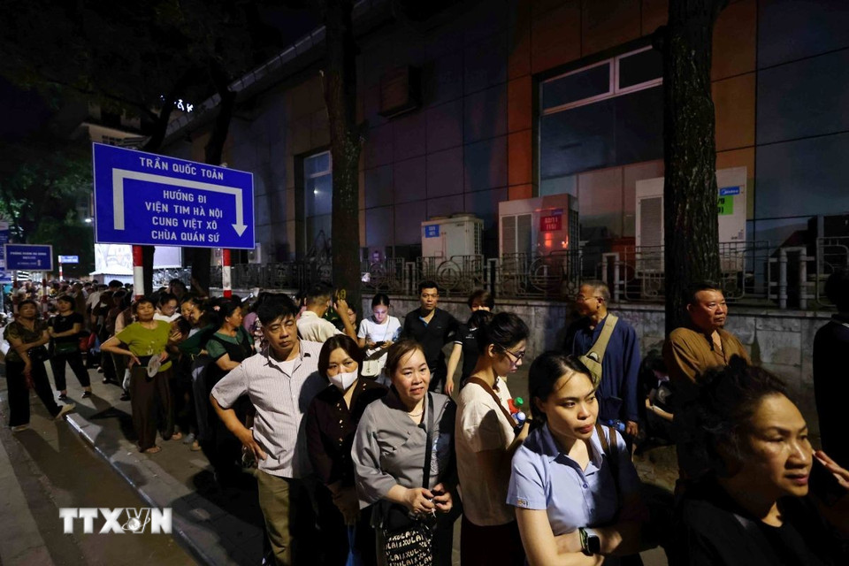 Rất đông tăng ni, Phật tử và người dân xếp nhiều hàng dài trên phố Yết Kiêu, Trần Quốc Toản (Hà Nội) chờ được vào chiêm bái xá lợi Đức Phật. (Ảnh: Minh Đức/TTXVN)