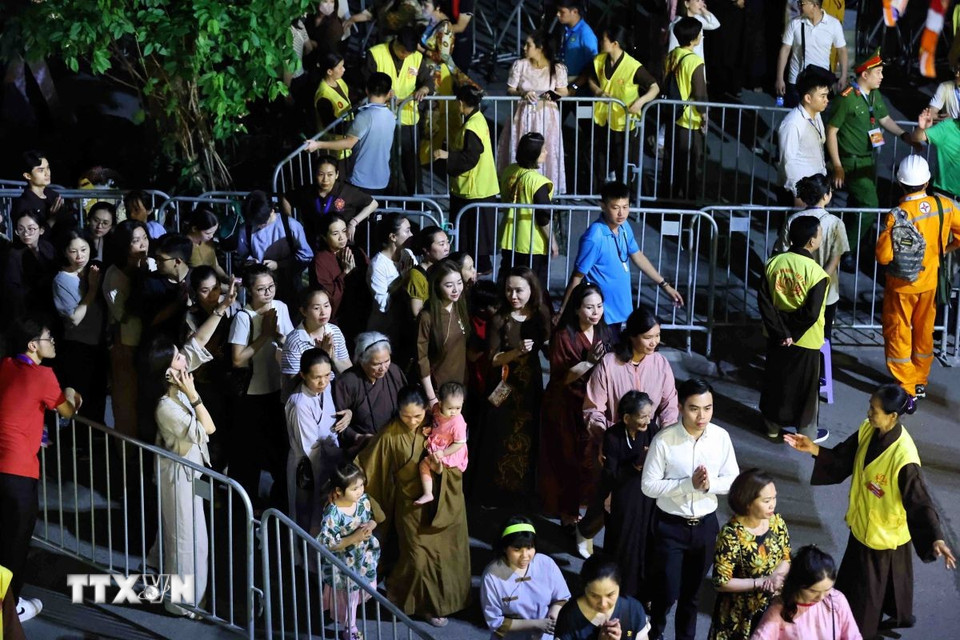 Hàng vạn tăng ni, Phật tử và người dân xếp hàng dài trên phố Quán Sứ xuyên đêm, chờ được chiêm bái xá lợi Đức Phật. (Ảnh: Minh Đức/TTXVN)