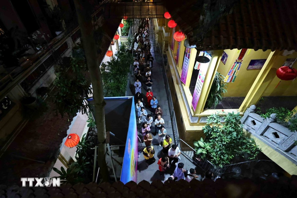 Hàng vạn Phật tử và người dân đến chùa Quán Sứ (Hà Nội) để chiêm bái Xá lợi Đức Phật, đêm 14/5. (Ảnh: Minh Đức/TTXVN)