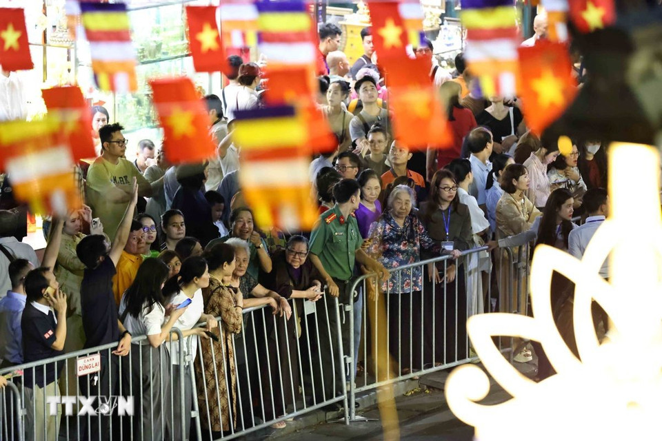 Hàng vạn tăng ni, Phật tử và người dân lặng lẽ xếp hàng trên phố Quán Sứ (Hà Nội) để được chiêm bái xá lợi Đức Phật. (Ảnh: Minh Đức/TTXVN)