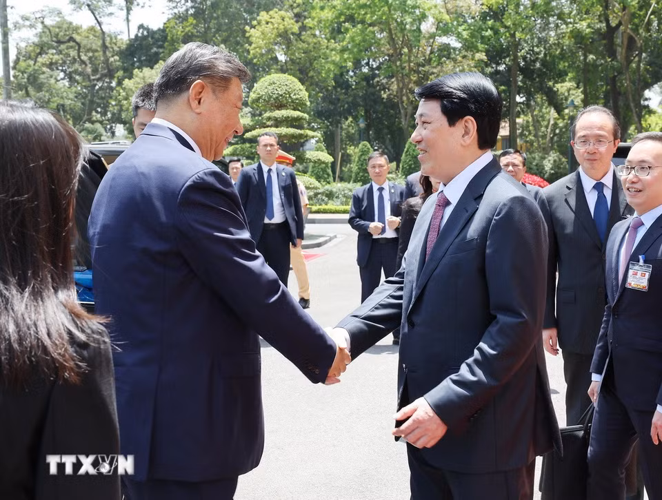 Chủ tịch nước Lương Cường đón Tổng Bí thư, Chủ tịch nước Trung Quốc Tập Cận Bình. (Ảnh: Lâm Khánh/TTXVN)