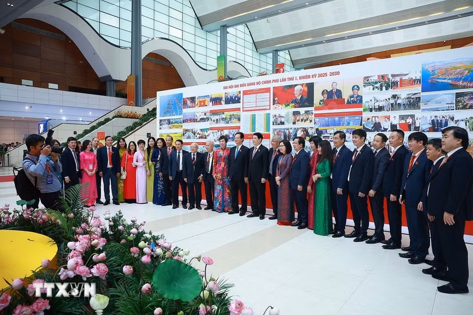 Chủ tịch nước Lương Cường với Đoàn đại biểu Đảng bộ TTXVN và khách mời. (Ảnh: Dương Giang/TTXVN)