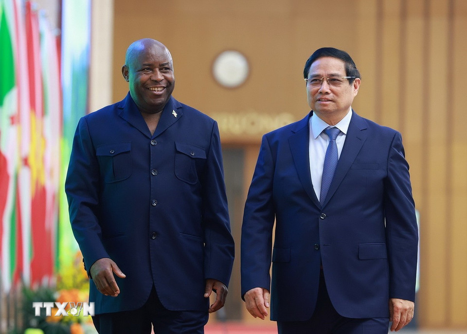 Thủ tướng Phạm Minh Chính hội kiến Tổng thống Burundi Évariste Ndayishimiye. (Ảnh: Dương Giang/TTXVN)