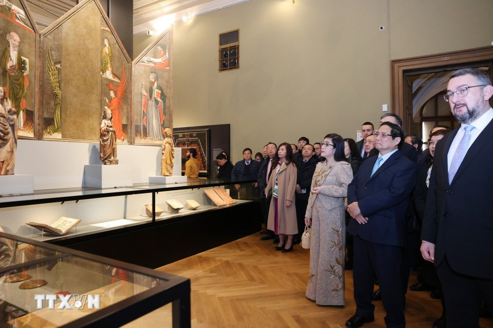 Thủ tướng Phạm Minh Chính và Phu nhân tham quan Bảo tàng Quốc gia tại thủ đô Prague. (Ảnh: Dương Giang/TTXVN)