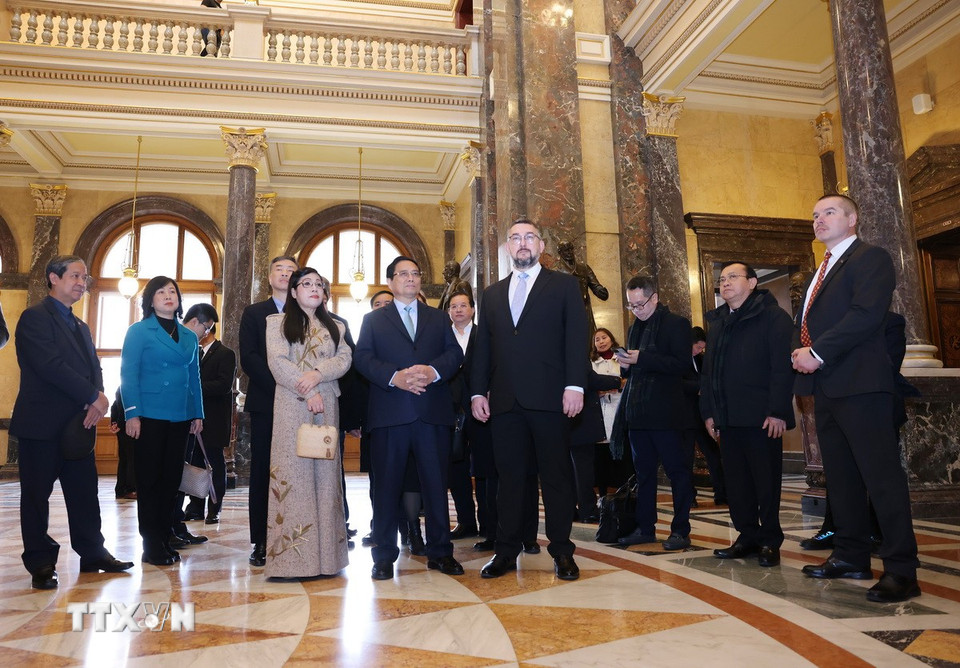 Thủ tướng Phạm Minh Chính và Phu nhân tham quan Bảo tàng Quốc gia tại thủ đô Prague. (Ảnh: Dương Giang/TTXVN)