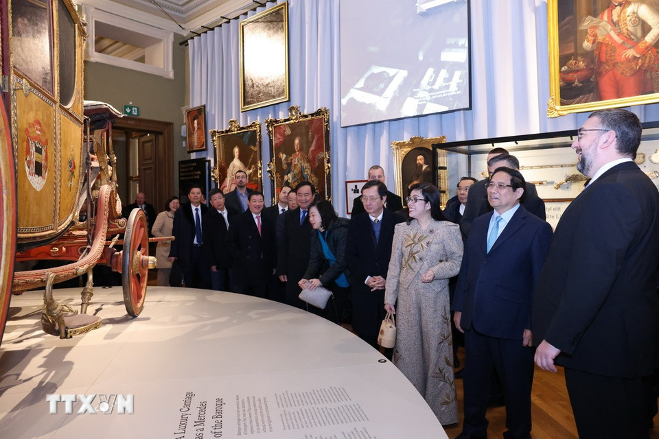 Thủ tướng Phạm Minh Chính và Phu nhân tham quan Bảo tàng Quốc gia tại thủ đô Prague. (Ảnh: Dương Giang/TTXVN)