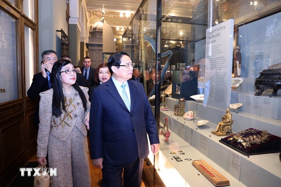 Thủ tướng Phạm Minh Chính và Phu nhân tham quan Bảo tàng Quốc gia tại thủ đô Prague. (Ảnh: Dương Giang/TTXVN)