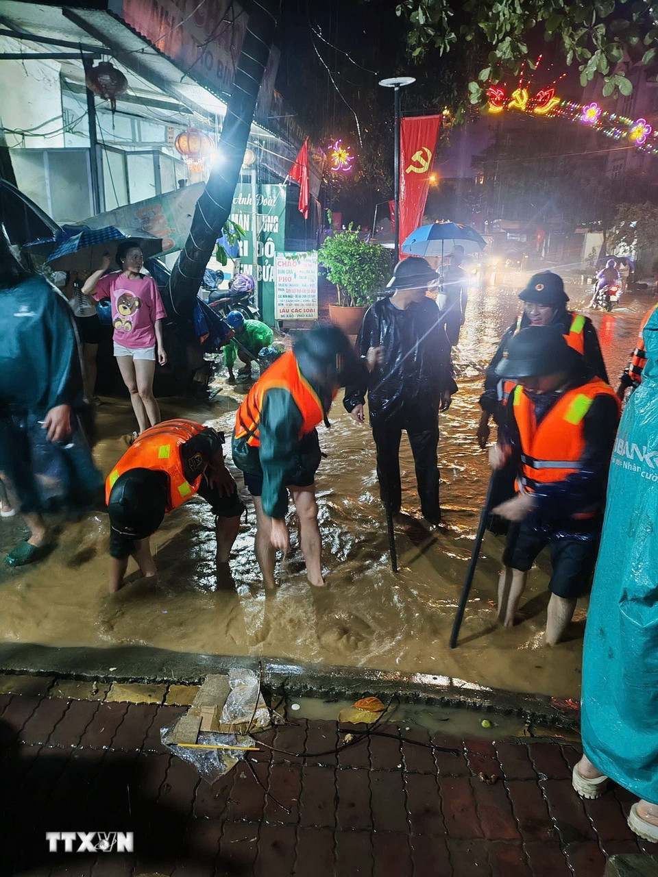 Cán bộ, chiến sỹ Ban Chỉ huy phòng thủ khu vực 2 - Sông Mã khơi thông dòng chảy chống ngập úng. (Ảnh: TTXVN phát)