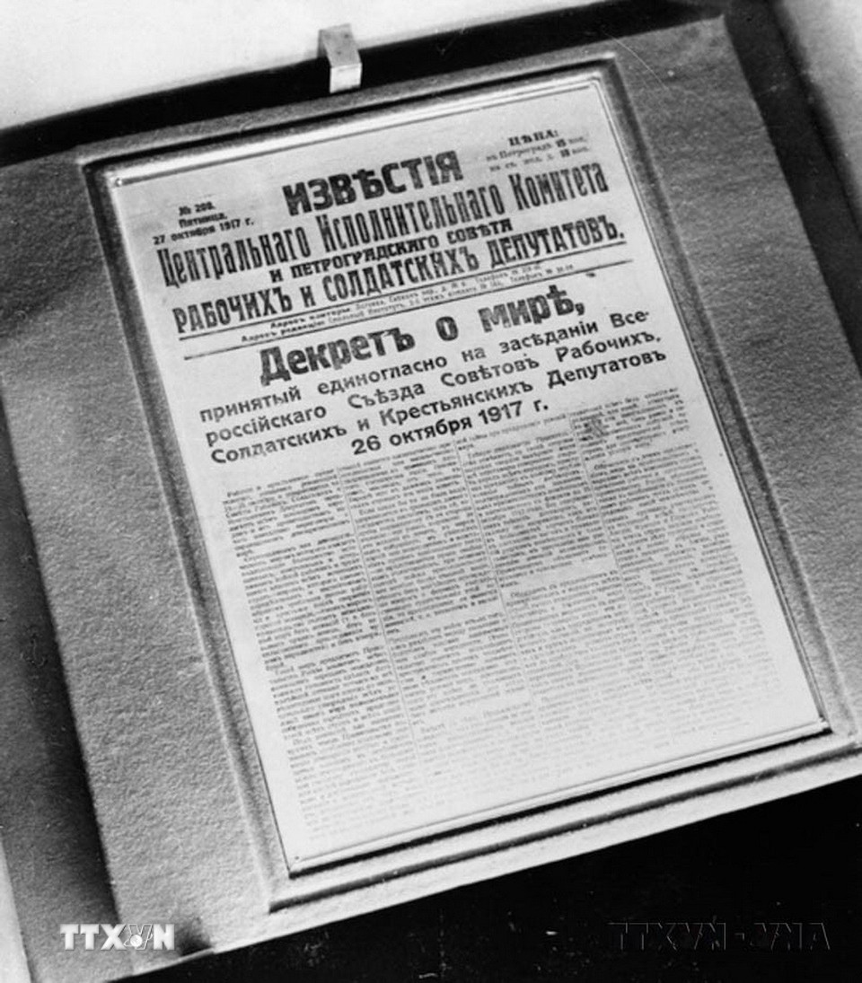 Sắc lệnh hòa bình là một trong 2 sắc lệnh được chính quyền Xôviết do V.I.Lenin lãnh đạo thông qua vào ngày 8/11/1917 (26/10 theo lịch Nga cũ). Sắc lệnh được chính quyền Xôviết ban bố ngay sau khi thành lập, cùng với Sắc lệnh ruộng đất. (Ảnh: Tư liệu/TTXVN phát)