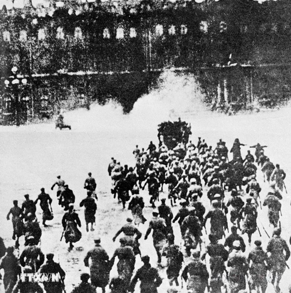 Tối 6/11, rạng sáng 7/11/1917, lực lượng thủy thủ, chiến sỹ Cận vệ đỏ và binh sỹ cách mạng tràn vào Cung điện Mùa Đông ở Petrograd (nay là St. Petersburg), bắt giữ các bộ trưởng của Chính phủ lâm thời. (Ảnh: Tư liệu TTXVN)