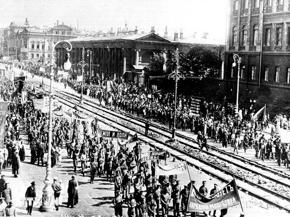 Ngày 1/7/1917 (18/6 theo lịch Nga cũ), tại Petrograd, Đảng Menshevik âm mưu tổ chức một cuộc biểu tình quần chúng để biểu dương lực lượng nhưng Đảng Bolshevik đã tham gia cuộc biểu tình này và biến nó thành cuộc biểu tình ủng hộ đường lối Đảng Bolshevick với các khẩu hiệu: "Đả đảo chiến tranh," "Tất cả chính quyền về tay các Xôviết." (Ảnh: TTXVN)