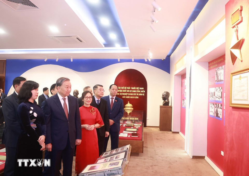 Tổng Bí thư Tô Lâm thăm Phòng truyền thống của Bộ Y tế. (Ảnh: Thống Nhất/TTXVN)