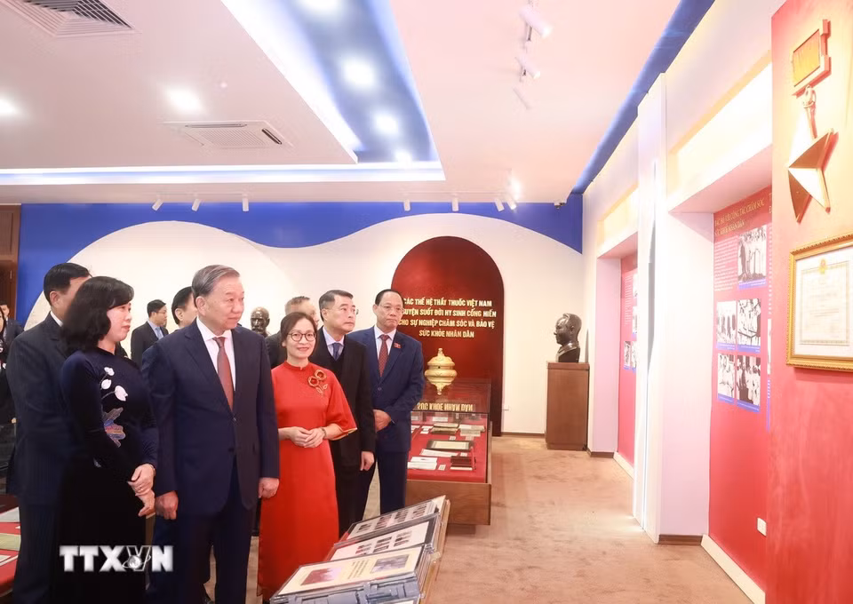 Tổng Bí thư Tô Lâm thăm Phòng truyền thống của Bộ Y tế. (Ảnh: Thống Nhất/TTXVN)