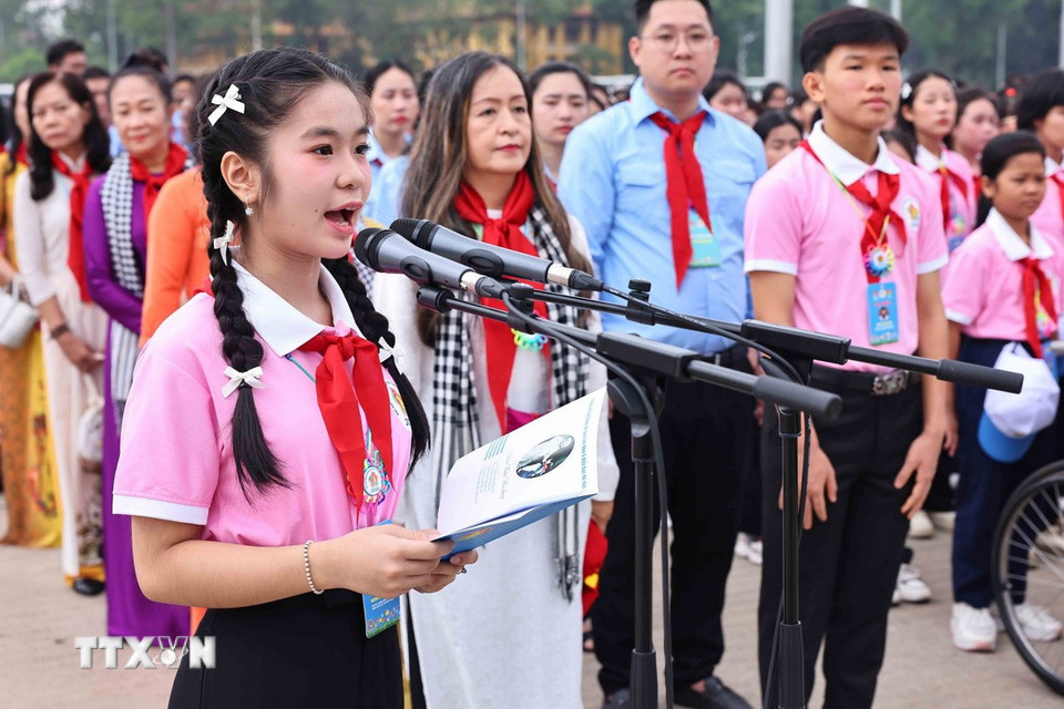 Đại biểu Đại hội tại lễ báo công trước Lăng Chủ tịch Hồ Chí Minh. (Ảnh: Minh Đức/TTXVN)