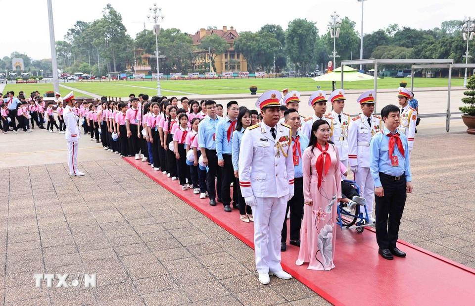 Đoàn đại biểu dự Đại hội Cháu ngoan Bác Hồ vào Lăng viếng Chủ tịch Hồ Chí Minh. (Ảnh: Minh Đức/TTXVN)